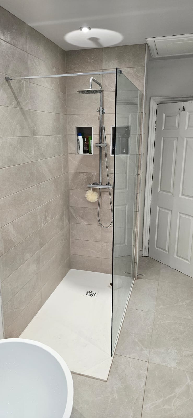 Walk-in shower with recessed niche
